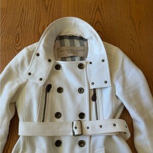 Burberry Brit White Cotton Trench Jacket – Belted, Double-Breasted – US 12